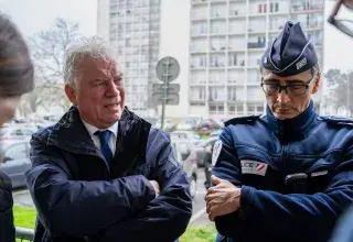 Deux hommes parlent dans une cité.