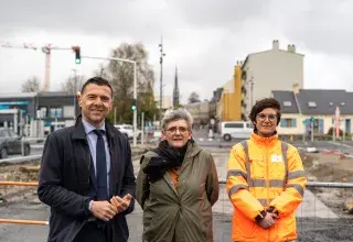 Trois personnes devant un chantier.