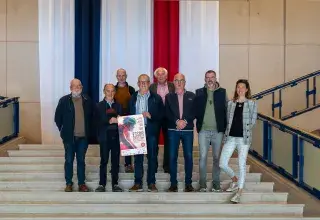 Plusieurs personnes tiennent une affiche.