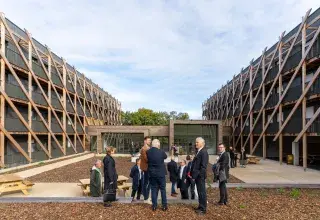 Des gens visitent un bâtiment.