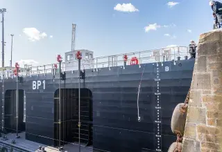 Une grande structure dans un port.