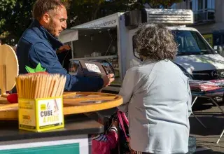 Deux personnes discutent.