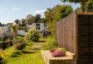 Des personnes marchent dans un jardin. 