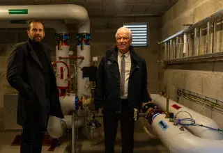 Deux personnes debout.