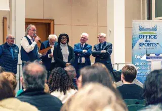 Des gens sur une estrade.