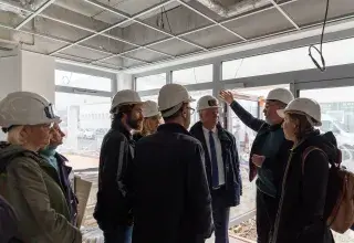 Des gens dans un bâtiment en travaux.
