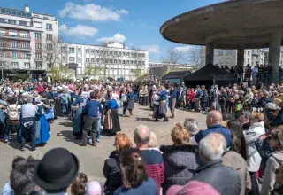 des personnes dansant au square wilson