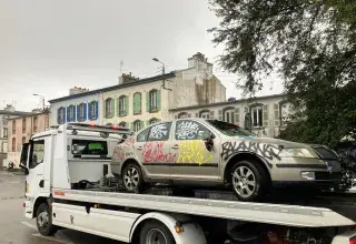 Un véhicule épave sur le pont d'un camion de fourrière