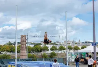 Un homme saute à la perche.