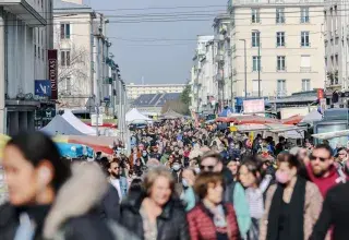 Une foule dans un marché.