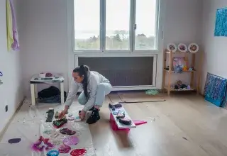 Une artiste dans son atelier au Cercle naval de Brest
