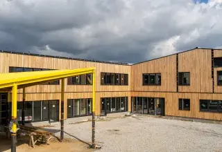 Un bâtiment vu de l'extérieur.