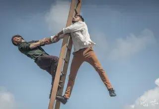 Deux voltigeurs accrochés à un poteau