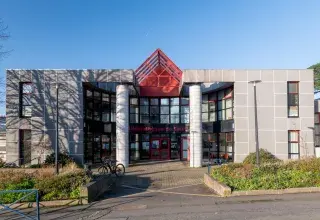 Un bâtiment vu de l'extérieur.