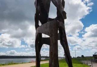 Une statue devant la mer.