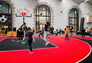 Des enfants jouent au basket.