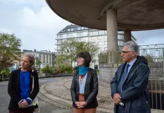 Trois personnes parlent.