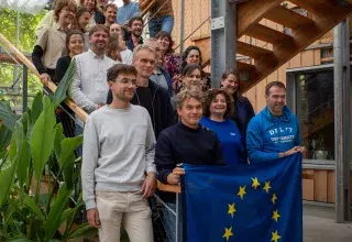 Plusieurs personnes avec un drapeau de l'Europe.