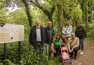 Plusieurs personnes dans un bois.