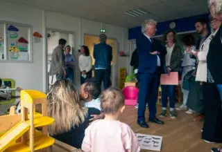 Des personnes dans un établissement avec des enfants.