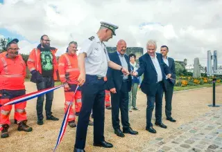 Des hommes coupant un ruban officiel