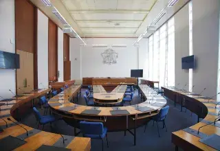 Une grande salle vide. 
