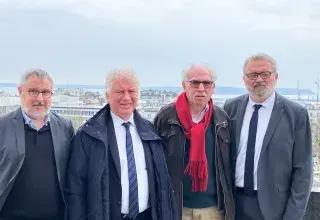 Qautre hommes, avec la ville de Brest en fonc