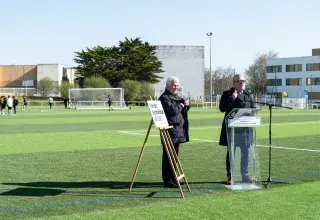 Deux hommes sur un terrain de foot.
