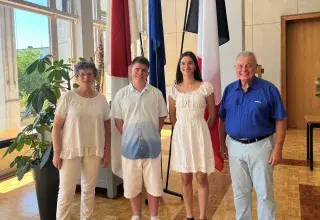 Quatre personnes posent devant l'objectif 