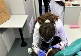 Une étudiante en dentaire reçoit un enfant pour un bilan dentaire 