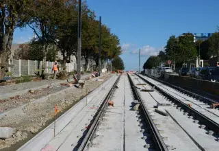 Vue des rails de la ligne B du tramway sur l'avenue le Gorgeu.