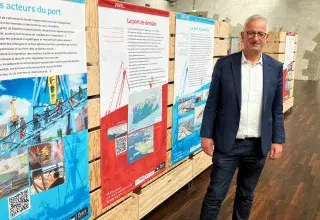 Un homme devant des panneaux d'exposition 