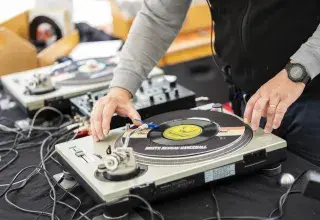 Vue d'un DJ aux platines 