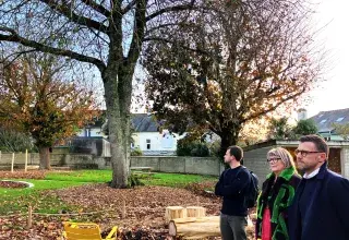 Des hommes et une femme dans un jardin
