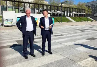 deux hommes sur la place de la Liberté 