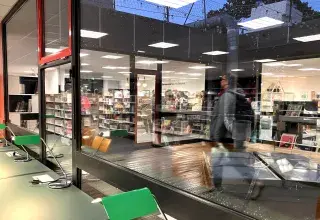 Vue sur le patio de la médiathèque de Saint-Marc. 