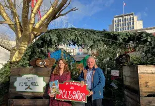 Un homme et une femme sur le marché de Noël de Brest, en cours d'installation. 
