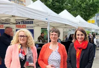 Trois femmes, sur un forum de l'emploi, dans le quartier de Bellevue, à Brest. 