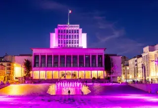 La mairie de Brest éclairée en rose 