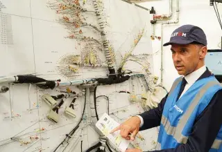 Un homme devant un circuit électrique pour le futur tramway de Brest 