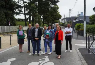 des hommes et des femmes posent sur la zone de rencontre de la rue Duchesse Anne