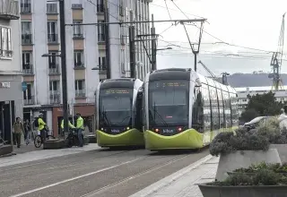 deux tramways en bas de la rue de Sima à Brest 
