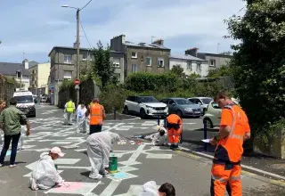 Les enfants de l'école Eluard installent des pochoirs sur la rue de Kéranquéré. 