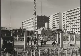 Des ouvriers du bâtiment posant sur un chantier de construction d'immeuble