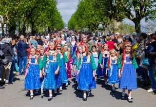 Des jeunes filles défilant en cortège dans les costumes bretons de Plougastel