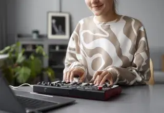 Une personne assise lisant un site avec un clavier braille