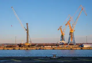 Grues du port de Brest bleues et jaunes