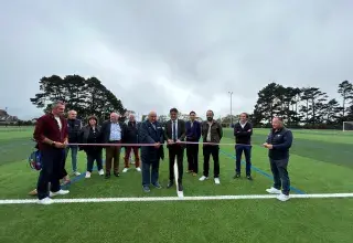 Un groupe de personnes devant un terrain de football