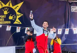 Un homme sur scène brandissant un micro