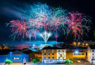 le bouquet final d'un feu d'artifice sur le port de Brest